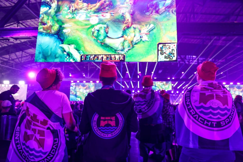 Fans von Eintracht Spandau schauen sich das Finale der Prime League in der Arena Berlin an.