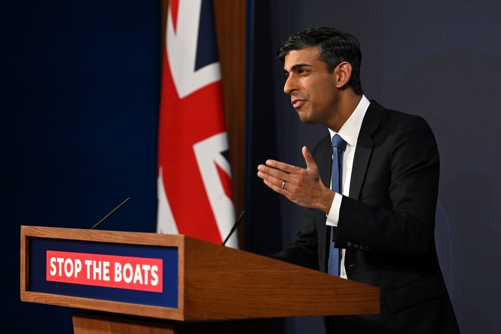 Rishi Sunak ist Premierminister von Großbritannien. Seine Regierung hatte im März Pläne für neue Gesetze zur Eindämmung der Überquerung des Ärmelkanals als Teil des Gesetzes über illegale Migration vorgestellt.