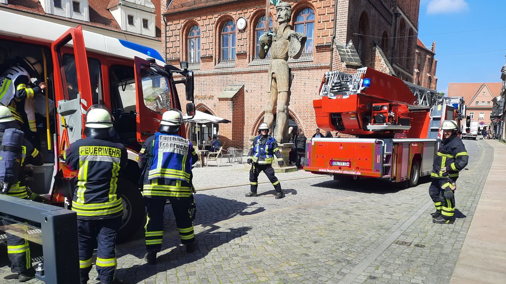 Die Feuerwehr ist zu einem Einsatz im Stadthaus I am Marktplatz in Stendal ausgerückt.