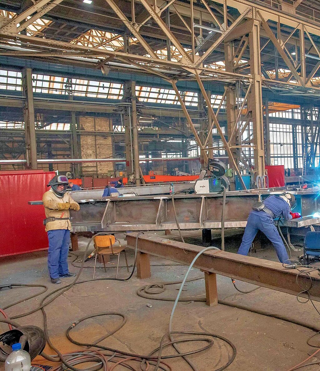Laut Industrie- und Handelskammer bewerten Unternehmen ihre aktuelle Situation optimistischer als noch vor einem Jahr. Hier ein Blick in die Produktion von Stahlbau Dessau, einer Betriebsstätte der Schiffswerft Roßlau.