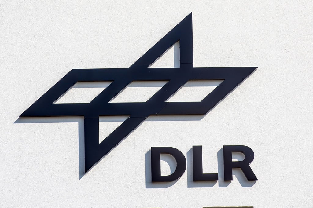 "DLR" ist am Tower vom "DLR - Nationales Erprobungszentrum für Unbemannte Luftfahrtsysteme" zu lesen.