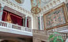Ein Blick in das Treppenhaus des Schlosses: Der zu sehende Wandteppich ist ein Geschenk von Zarin Katharina der Großen an Fürst Friedrich Erdmann.