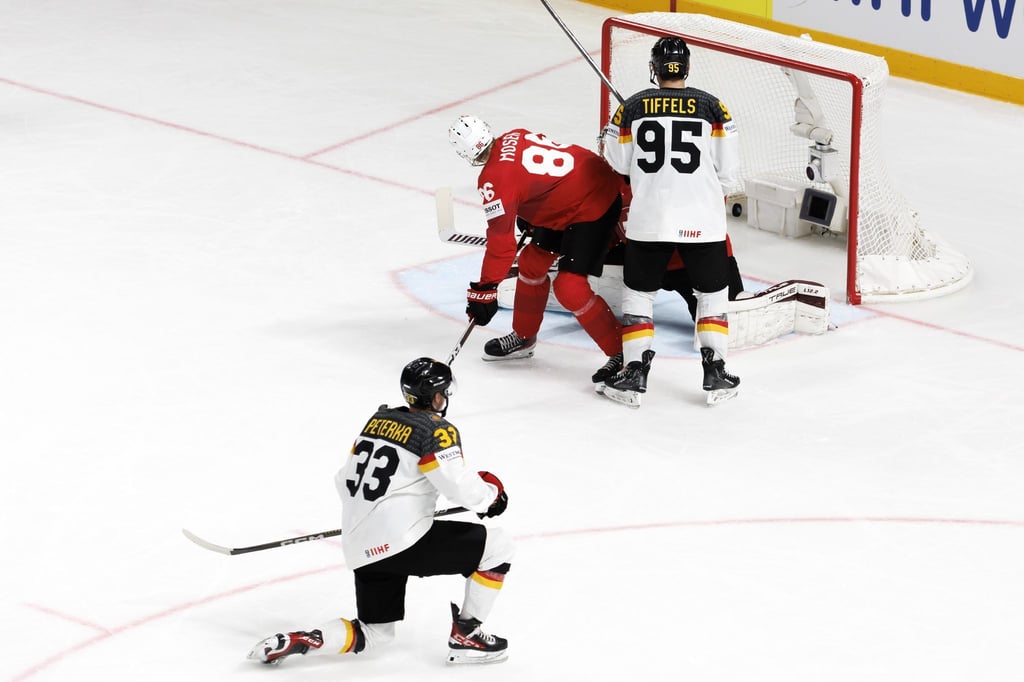 John Peterka (l) aus Deutschland trifft zum 1:2.