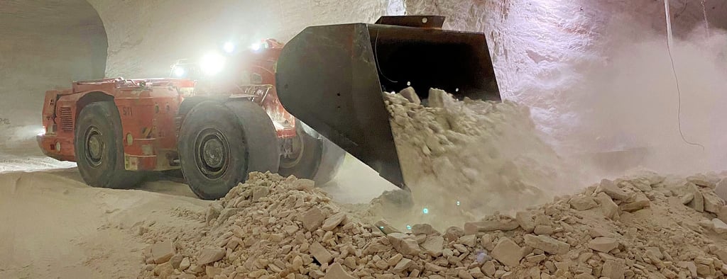 Beim Salzabbau wird darauf geachtet, dass dicke Säulen stehen bleiben, Säulen und Grubenbau bilden am Ende eine Art Schachbrettmuster.
