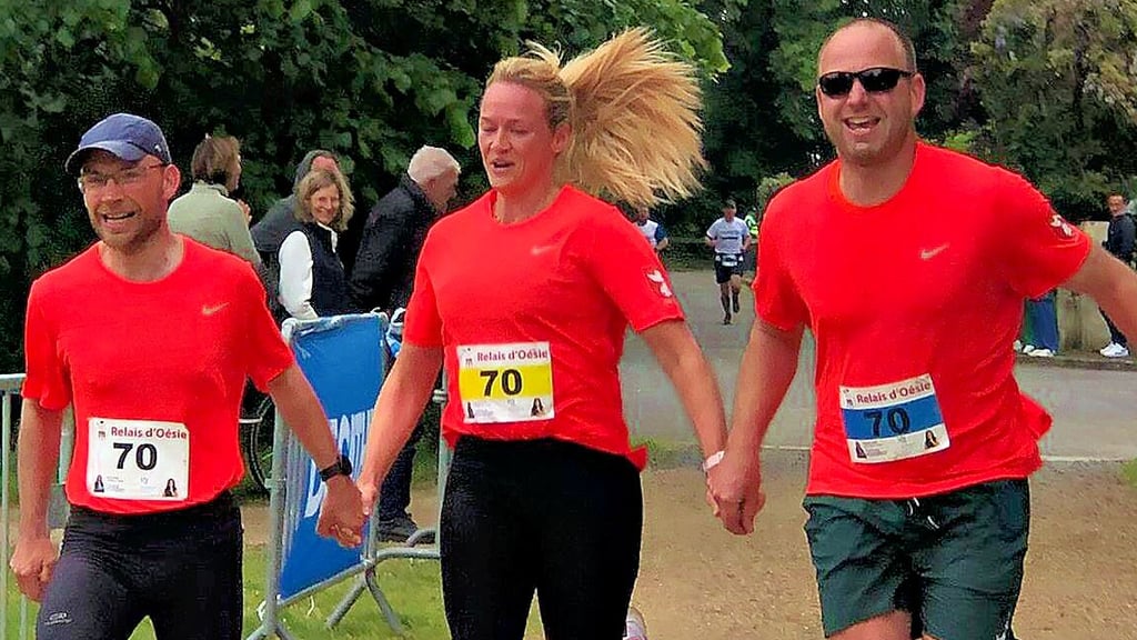 Julia und Holger Retzlaff sowie René Meier (von links) haben am Lauf „Relais d’Oé sie“ in der französischen Partnergemeinde Note-Dame-d’Oé teilgenommen.