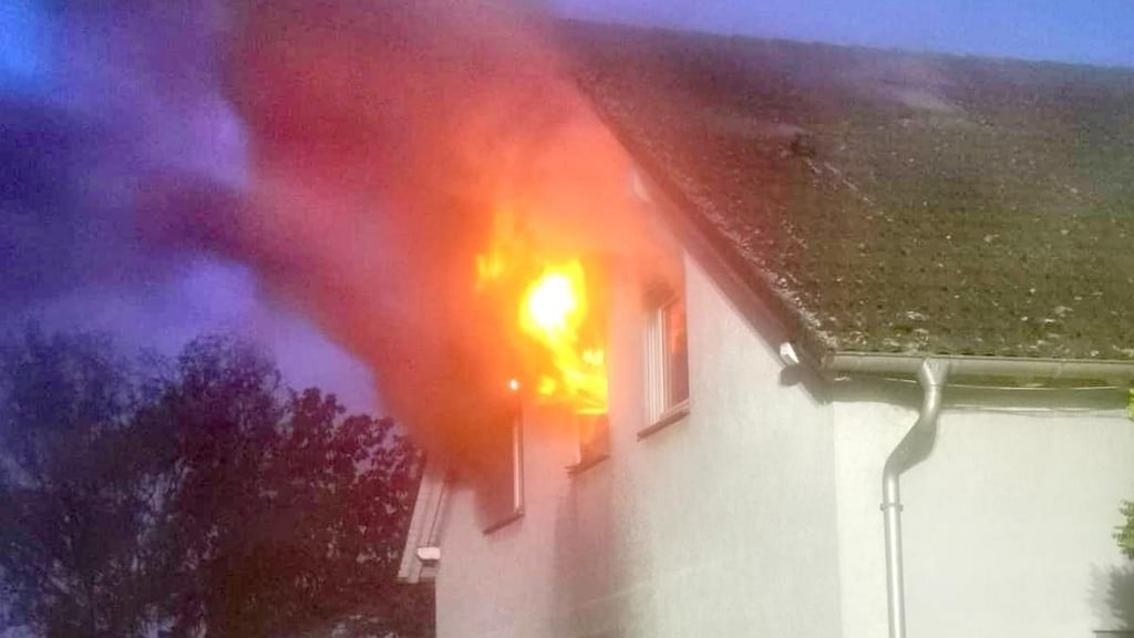 Aus dem Obergeschoss, in dem sich die Sauna befindet, sind die Flammen aus dem Fenster geschlagen.