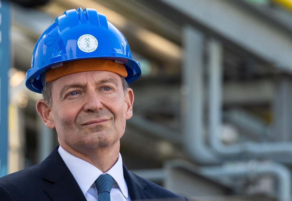 Volker Wissing (FDP), Bundesminister für Verkehr, besucht die Großversuchsanlage für E-Fuel der TU Bergakademie Freiberg.