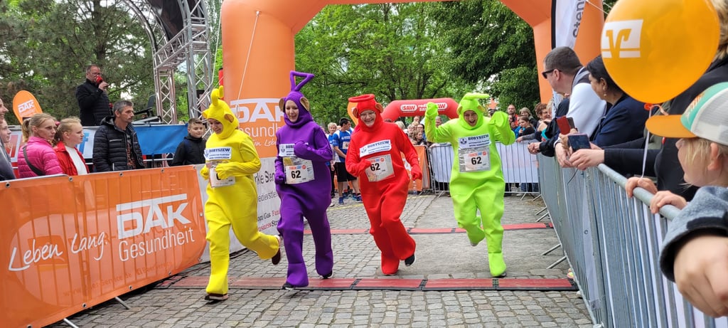 Hier startet das Team des Automobil-Zulieferers Boryszew aus Gardelegen auf den Rundkurs um den Stadtsee.