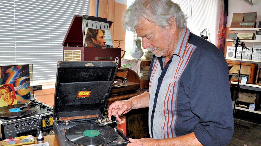 Rüdiger Haase kann auf seinem rund 120 Jahre alten Koffer-Grammophon eine besondere Schellack-Platte abspielen: „Stille Nacht, heilige Nacht“ war das erste Lied einer deutschen Radio-Station.