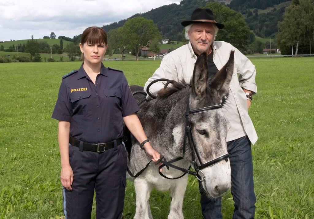 Tinka (Isabell Polak), ein Esel und Hartmut "Bonanza" Zeller (Günther Maria Halmer).