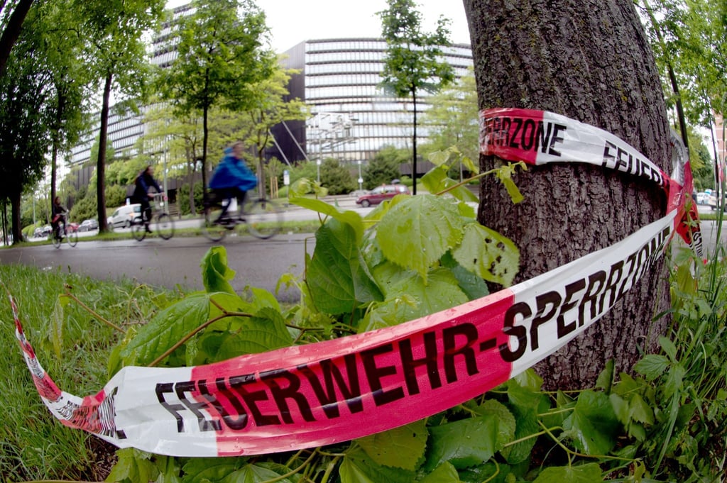 Absperrband der Feuerwehr hängt an einem Baum: Am späten Abend des 28.05.2013 wurde an der Stelle ein 31-Jähriger von einem unbekannten Mann so schwer verletzt, dass er kurze Zeit später im Krankenhaus starb