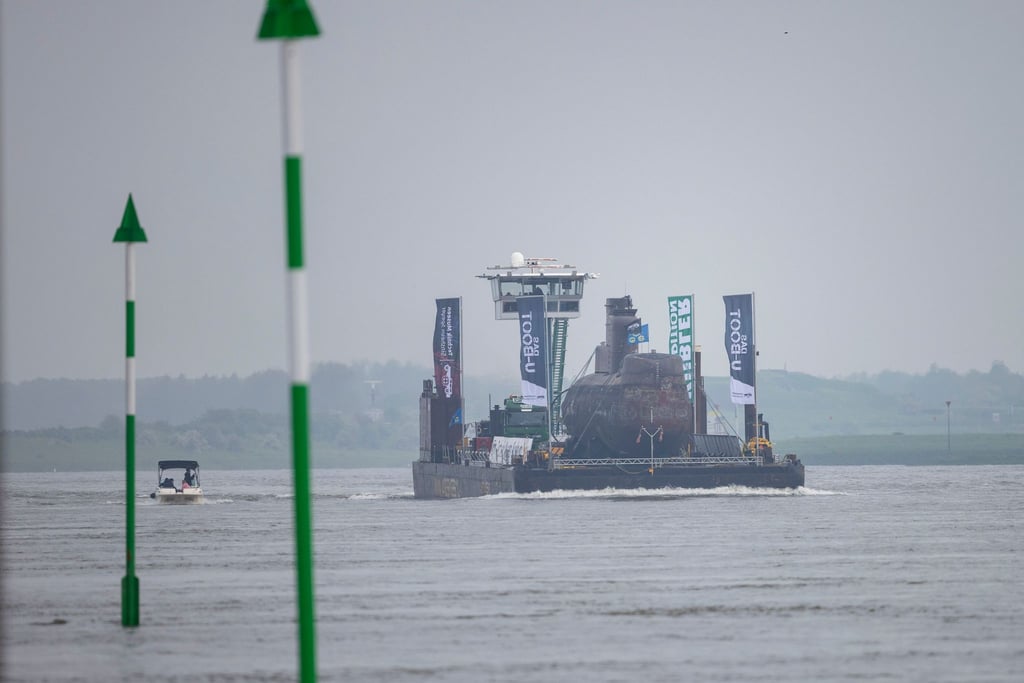 Das U-Boot auf einem Schwimmponton.