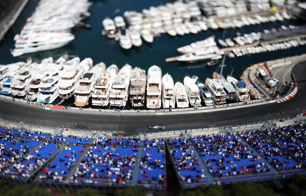 Lewis Hamilton aus Großbritannien vom Team Mercedes AMG Petronas Motorsport fährt die Tabac-Kurve neben dem Hafen. Das Rennen findet am kommenden Sonntag statt.
