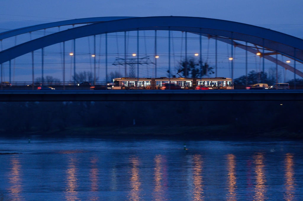 Der Nordbrückenzug schultert nicht erst seit Sperrung der Strombrücke die Hauptlast der Verkehre über die Elbe in Magdeburg. Oft genug ist er an der Belastungsgrenze.