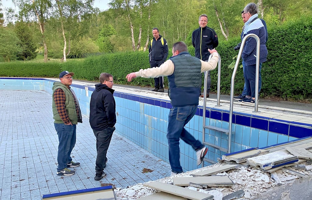 Interessierte begutachten das Bergschwimmbad Altenbrak.