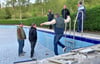 Interessierte begutachten das Bergschwimmbad Altenbrak. 
