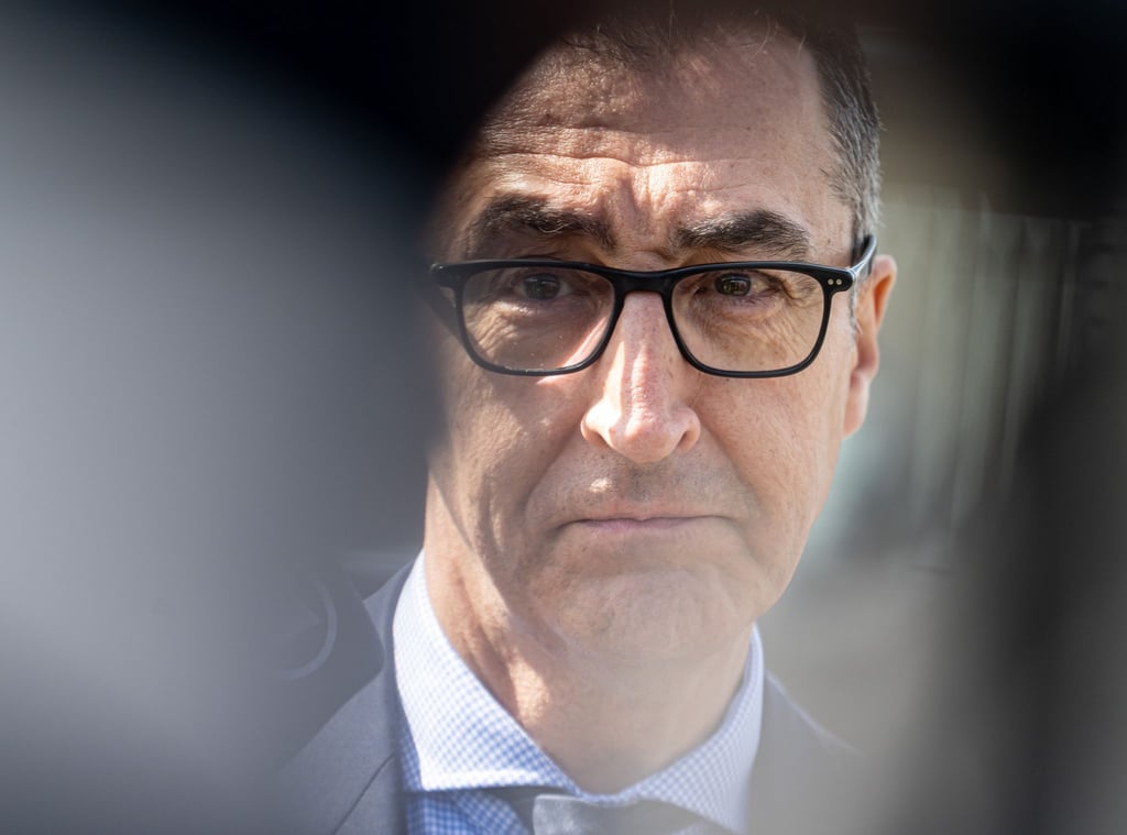 „Meine Eltern wollten danach, dass ich mich öffentlich zurückhalte, damit ich nicht selber zur Zielscheibe werde“: Cem Özdemir über den Brandanschlag von Solingen.