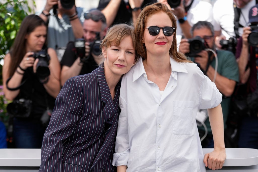 Schauspielerin Sandra Hüller (l) mit Regisseurin Justine Triet in Cannes.