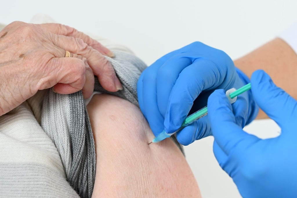 Corona-Impfung: Die Stiko empfiehlt gesunden Erwachsenen bis 59 Jahren und Schwangeren keine weiteren Auffrischimpfungen. Menschen ab 60 hingegen sollten einen jährlichen Booster bekommen.