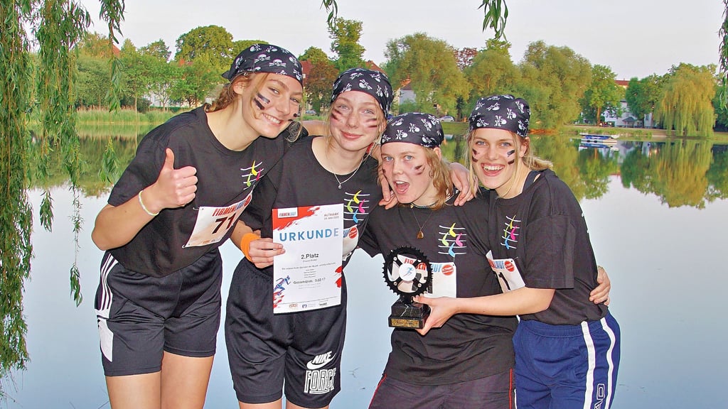 Die Frauenstaffel „Die wilden Kerle“ von der Musik- und Kunstschule „Adam Ileborgh“ in Stendal verpasst nur knapp den Sieg beim Firmenlauf Altmark in Stendal. Kein Grund, sich über Silber nicht riesig zu freuen.