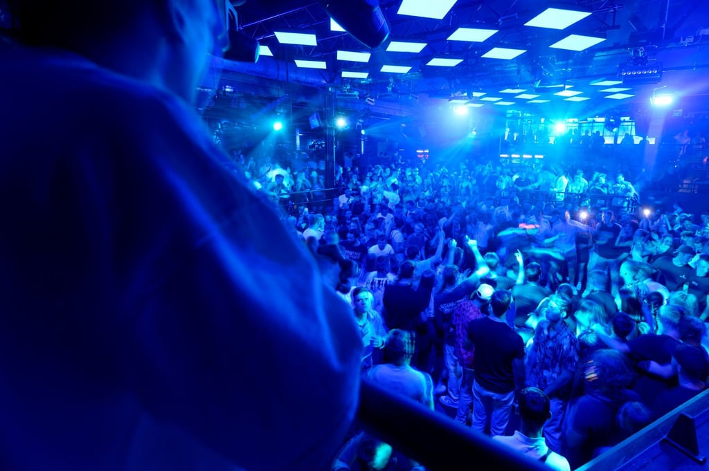 Gäste drängen sich auf einer der Tanzflächen im Club "Bootshaus".