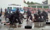 Tag der offenen Tür 2018: Bei der Vorführung eines gewalttätigen Protests auf dem Gelände des Präsidiums der Bereitschaftspolizei Sachsen gehen Polizisten gegen „Störer“ vor.