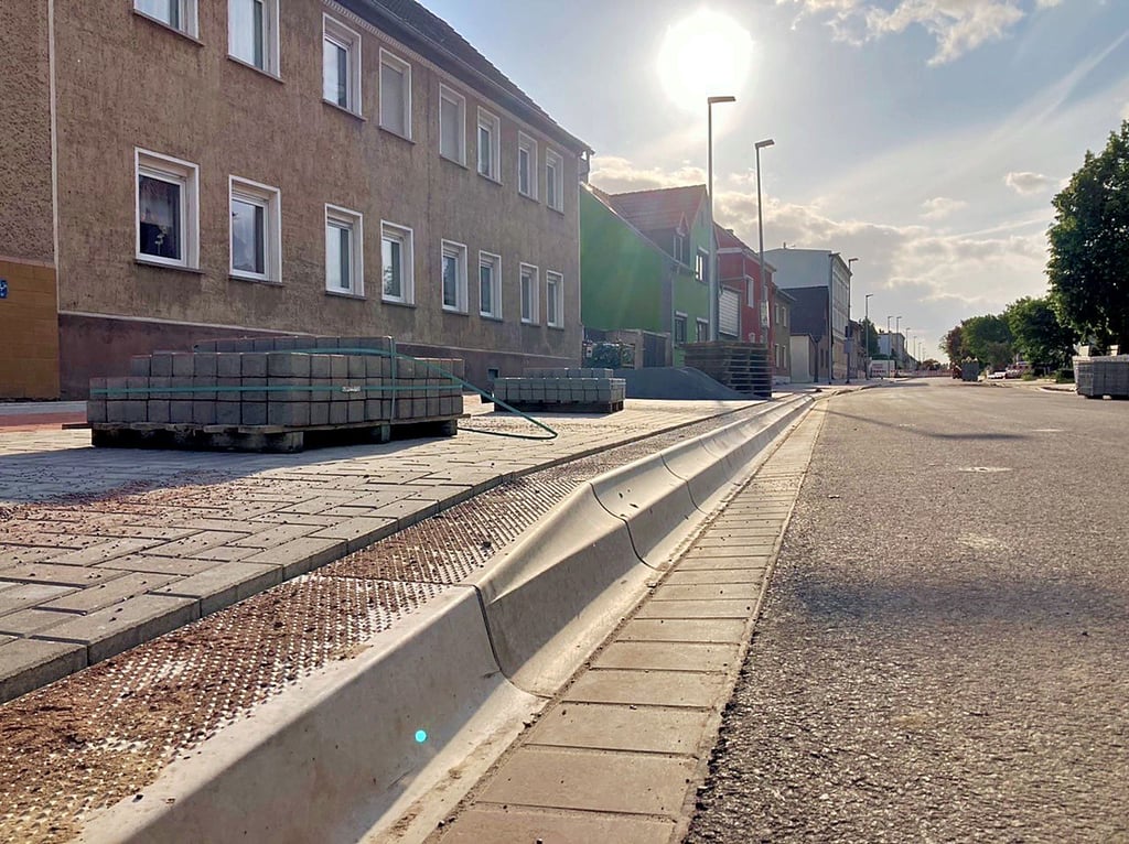 Blick in die Königstraße: In Fahrtrichtung Bördepark ist die Haltestelle „Schäferbreite“ barrierefrei aufgestockt worden.