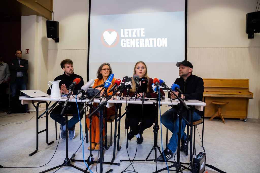 Aktivistinnen und Aktivisten der Letzten Generation (l-r): Joel Schmitt, Marion Fabian, Aimee van Baalen; und Steve Rauhut von der Kirchgemeinde der Reformationskirche in Berlin-Moabit.