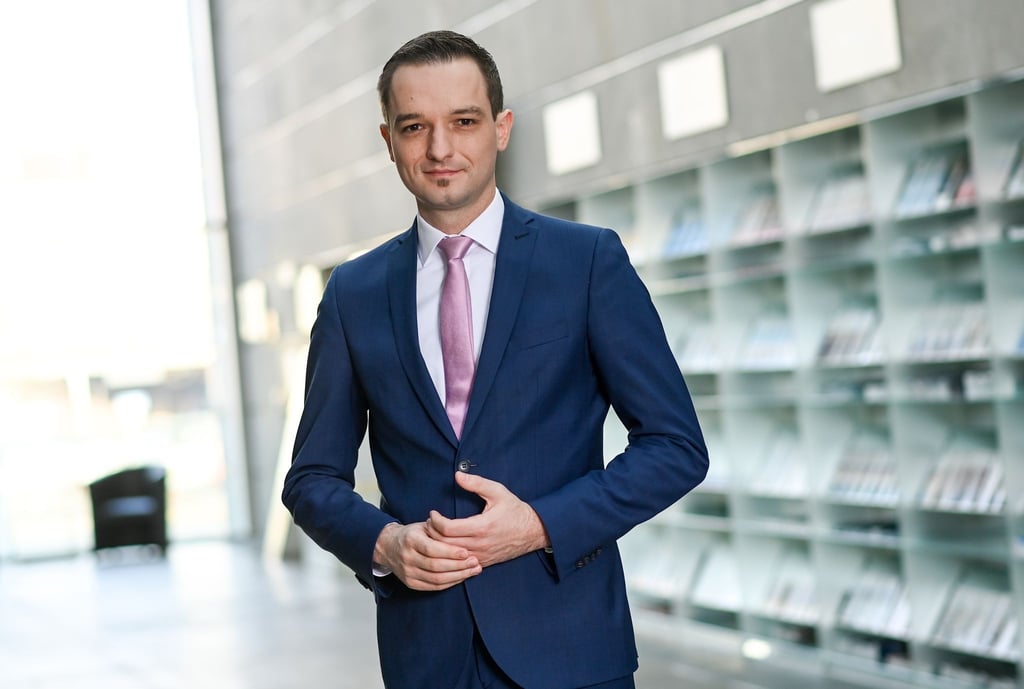 Benjamin Strasser (FDP), Parlamentarischer Staatssekretär, ist für einen Bürokratieabbau im Kampf gegen die Rezession.