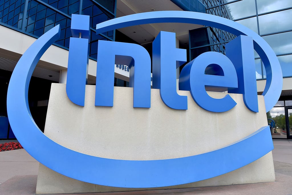Das Logo des Chipherstellers Intel steht vor der Zentrale des Unternehmens.