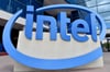 Das Logo des Chipherstellers Intel steht vor der Zentrale des Unternehmens.   