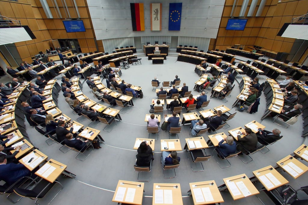 Abgeordnete nehmen in einer Plenarsitzung des Berliner Abgeordnetenhauses.