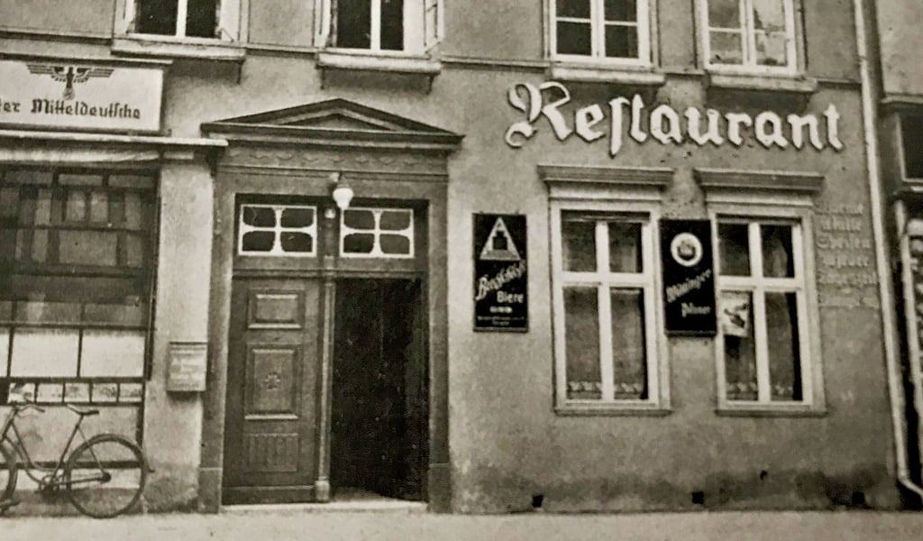 Diese historische Aufnahme von Pup-Schröter in Salzwedel ist in dem Buch zu sehen. Die Kneipe existiert noch heute.