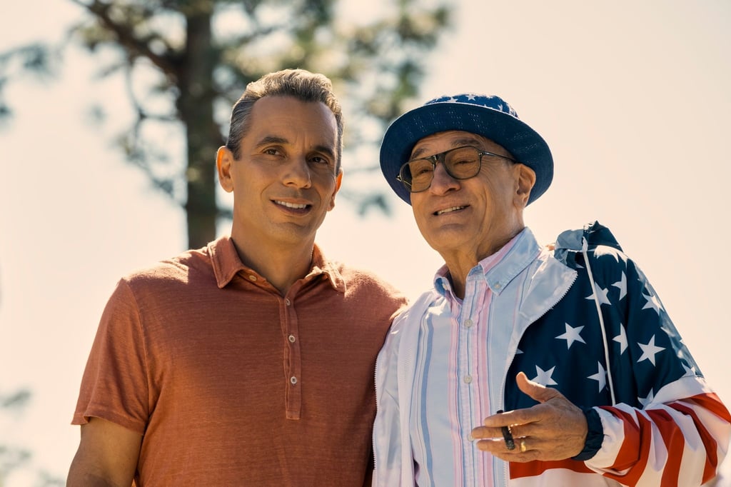 Sebastian Maniscalco (l) als Sebastian und Robert De Niro als Salvo in einer Szene des Films "Und dann kam Dad".