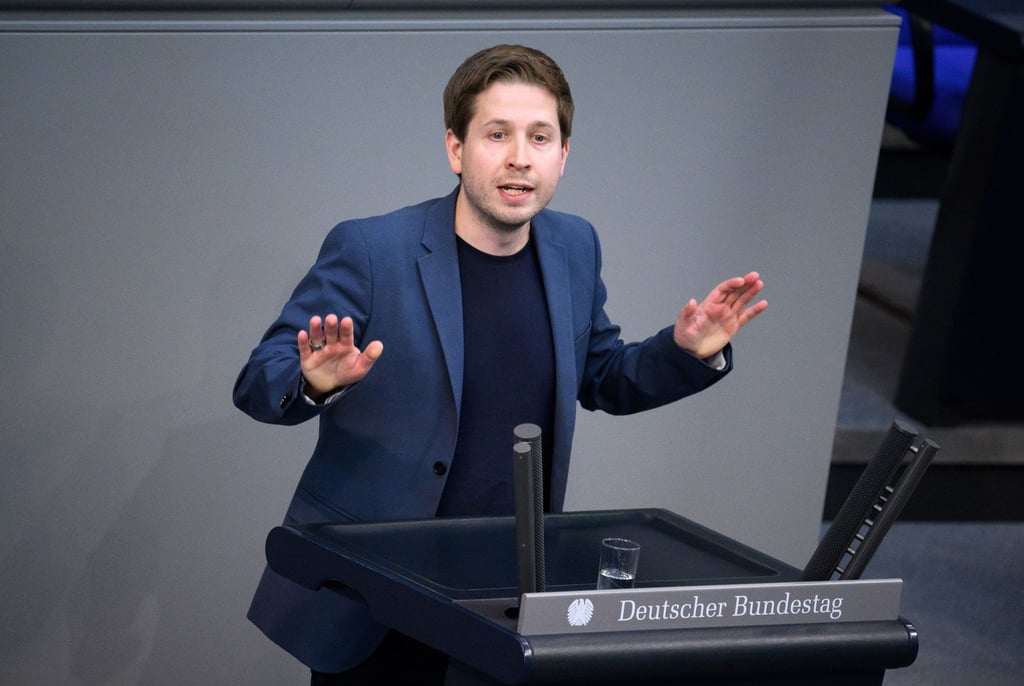 Kevin Kühnert (SPD) spricht bei der Plenarsitzung im Deutschen Bundestag.