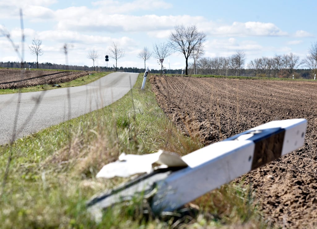 Ungefahren, verschwunden, abgeschrabt: Zahlreiche Leitpfosten nahe Klötze wurden zerstört.