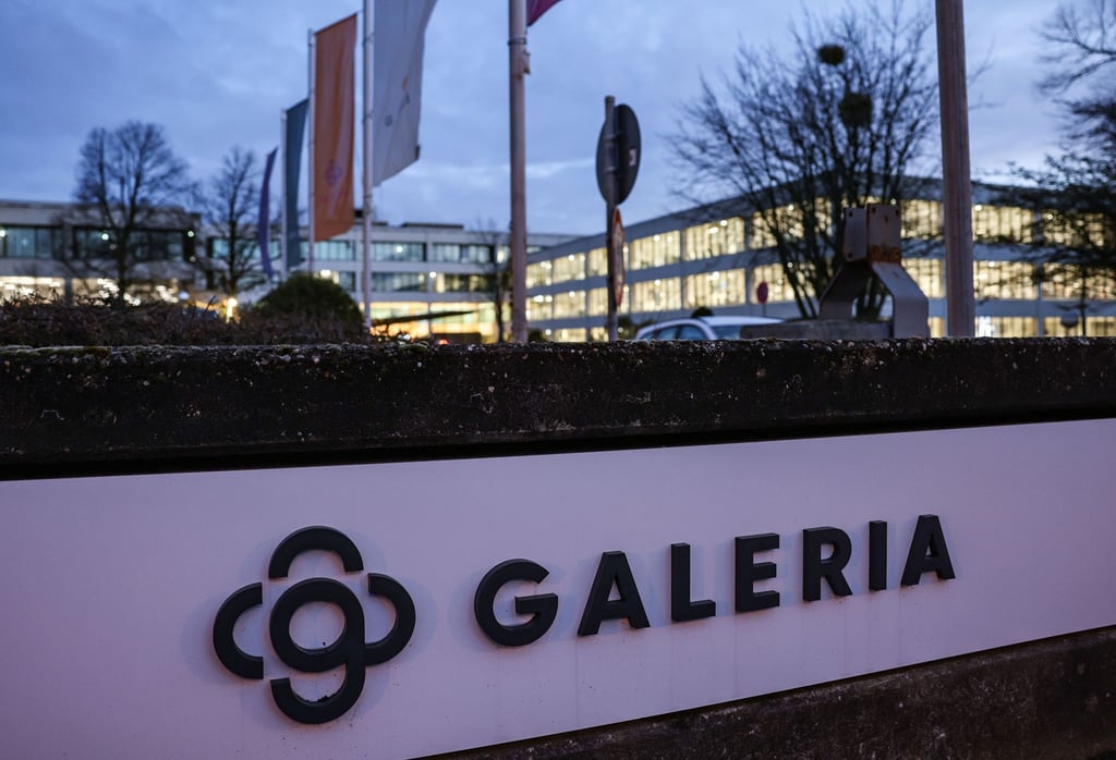 Das Logo des Warenhauskonzerns Galeria Karstadt Kaufhof ist vor der Zentrale beleuchtet.