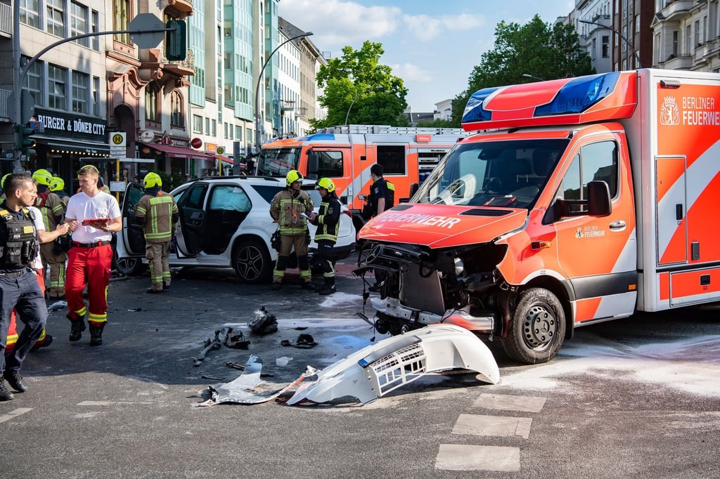 Ein zerstörter Rettungswagen der Feuerwehr und ein Pkw stehen an der Potsdamer Straße/Bülowstraße.