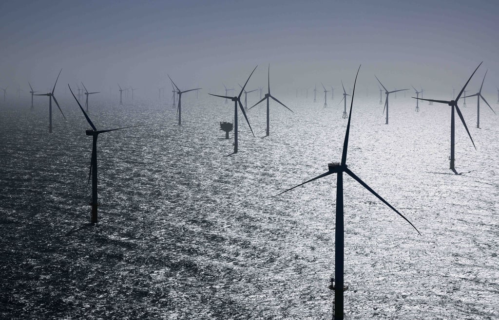 Zahlreiche Windräder, davon einige des neuen RWE-Offshore-Windparks.