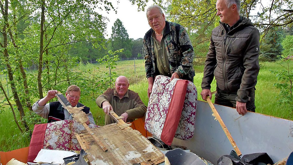 Förster Harald Eisenkrätzer (v.l.) aus Lübberitz, Karl Mantwitz aus Satuelle, Michael Wölfel aus Süplingen und Carlo Gawronsky aus Dorst beteiligen sich an der Aktion „Sauberer Wald“, bei der illegal entsorgter Müll zusammengetragen wird.