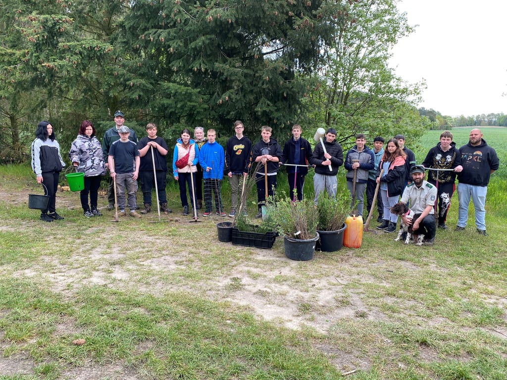 Arbeitseinsatz LB-Schule Gardelegen im Wald im Nationalen Naturerbe Berge.