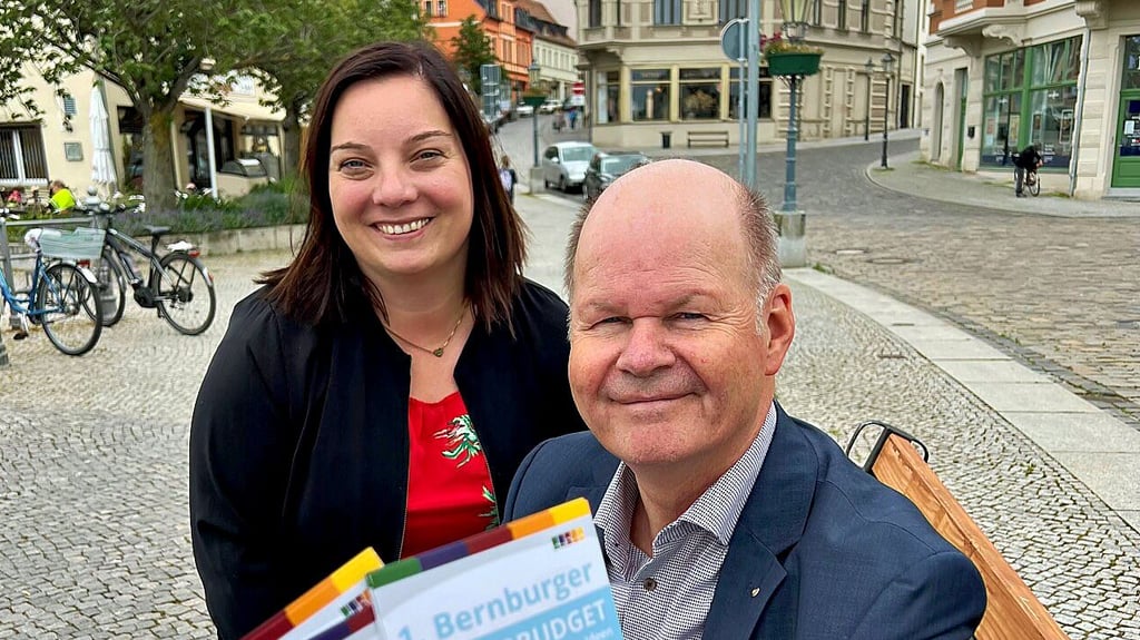 Kerstin Samad und Paul Koller zeigen den Flyer zum neuen Bürgerbudget. Ideen können auf der Rückseite eingetragen und beim Sozialamt abgegeben werden.