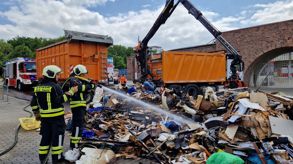 Mit der Wärmebildkamera werden gezielt Glutnester im abgeladenen Sperrmüll aufgespürt.