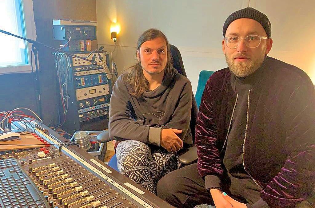 Max Wege (r.) hat mit seinem Musikerkollegen Charlie Paschen, hier in dessen Tonstudio, als „Porzellan“ auch einen Song eingespielt, der im Abspann des Kinofilms „Fisch im Fell“ läuft.