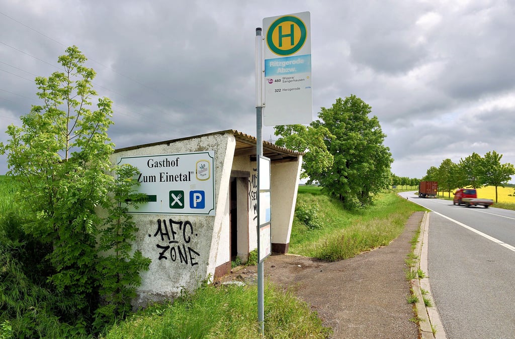 Das Wartehäuschen an der Haltestelle an der Bundesstraße 242 bei Ritzgerode verkommt zur Müllhalde.