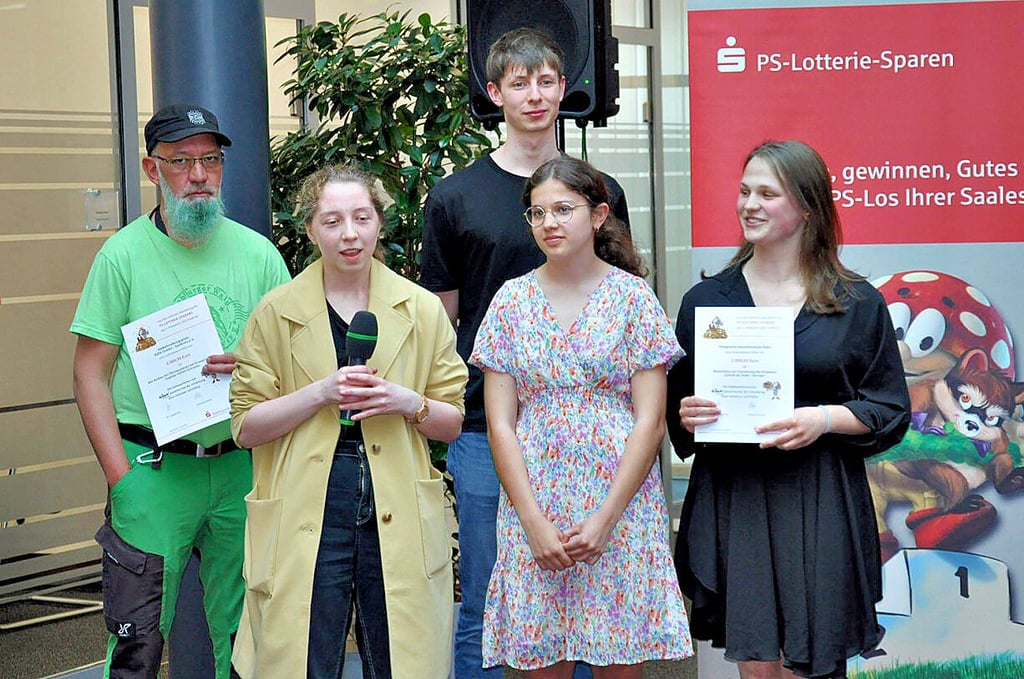 39 Organisationen erhielten Spenden. Unter ihnen: Vertreter vom Verkehrsübungsplatz (l.) und der Integrierte Gesamtschule Halle.