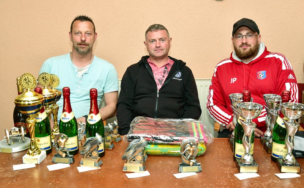 Der Tisch ist mit Pokalen und Preisen gedeckt. Maik Piehl (von links), Dieter Goldbach und Jens Pflüger freuen sich auf viele Gäste bei der Feier anlässlich des 95-jährigen Bestehens der SG Altenburg.