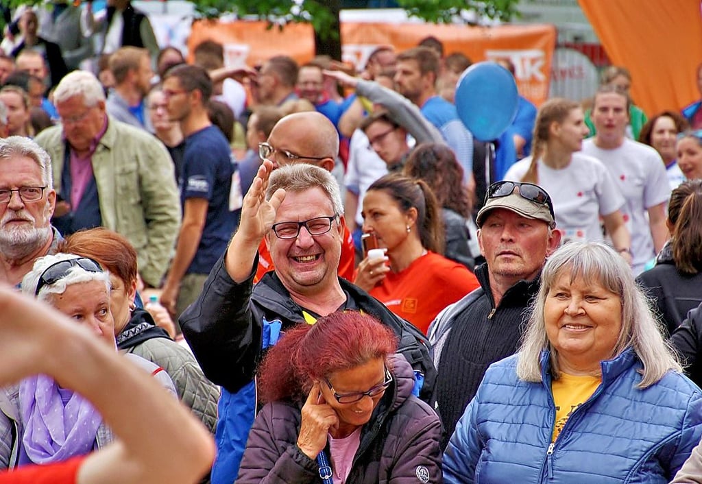 Gute Laune herrscht auch bei den zahlreichen Zuschauern, die ihre Favoriten beim Firmenlauf in Stendal kräftig anfeuern.