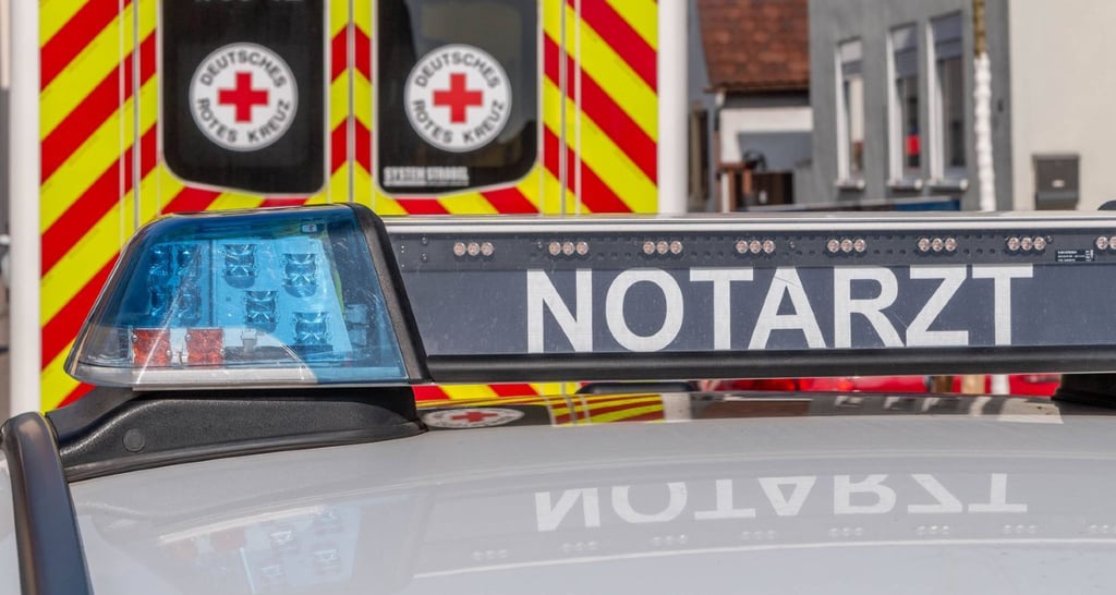 In Rathmannsdorf is ein Jugendlicher von einer Seilrutsche abgestürzt. Rettungswagen und Notarzt an einer UnfallstelelleFoo: dpa/Symbolbild