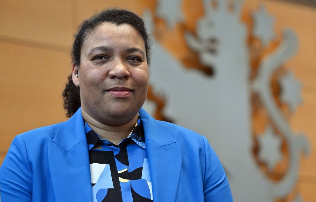 Justizministerin von Thüringen Doreen Denstädt steht im Plenarsaal des Thüringer Landtags.